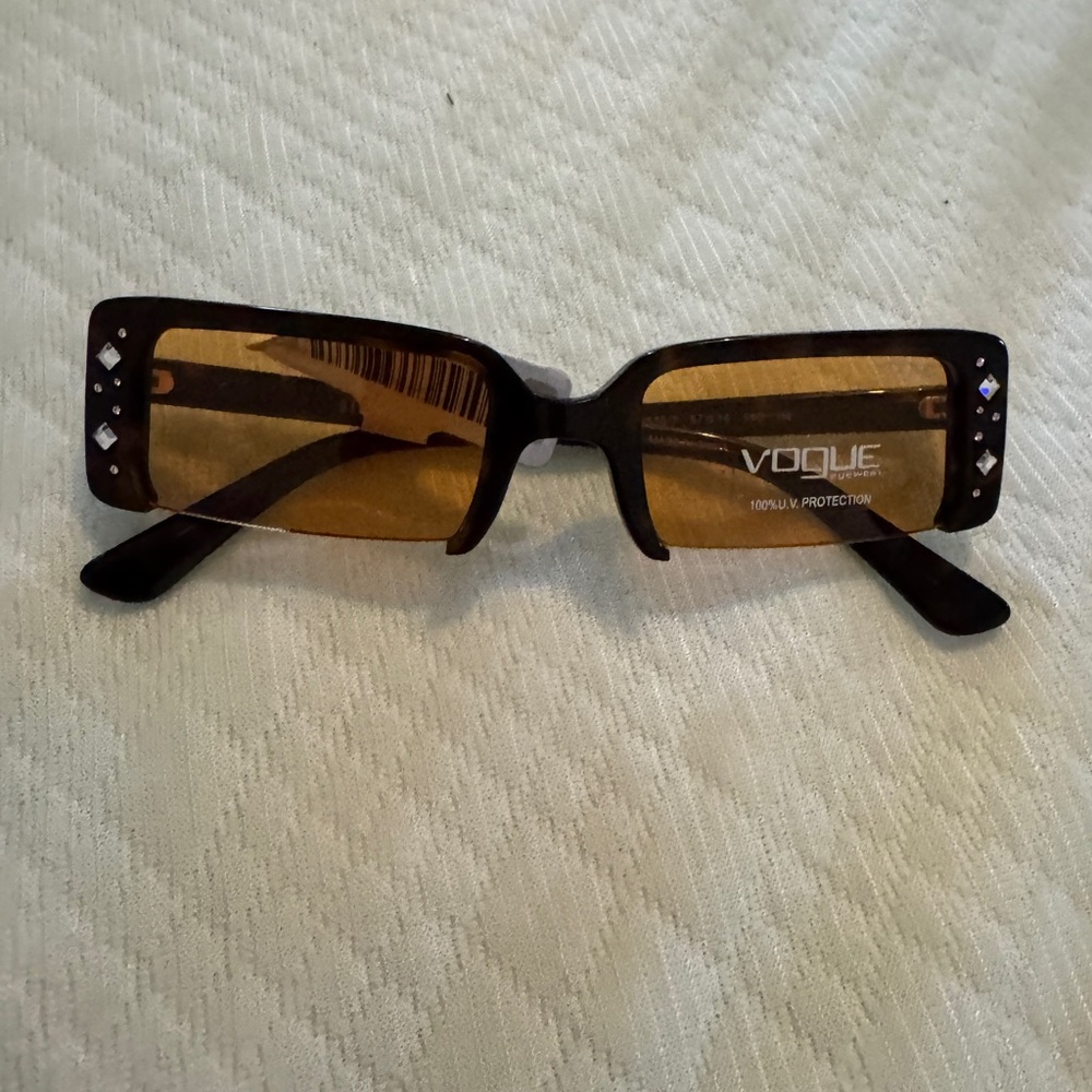 New Vogue Brown Rectangular Sunglasses with Vintage Flair